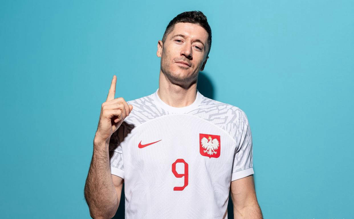 包含莱万重回巅峰欧冠射手王紧逼的词条 包含莱万重回巅峰欧冠射手王紧逼的词条