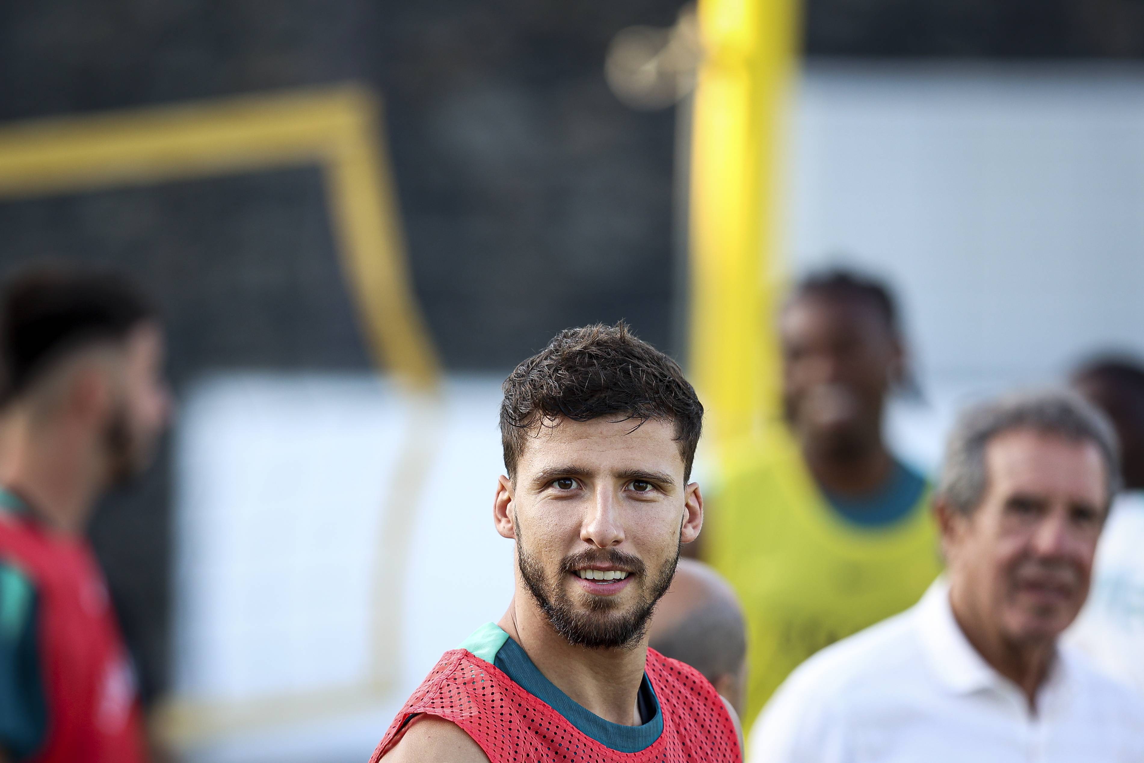 葡萄牙体育球员斗志昂扬,坚决保卫主场的简单介绍 葡萄牙体育球员斗志昂扬,坚决保卫主场的简单介绍