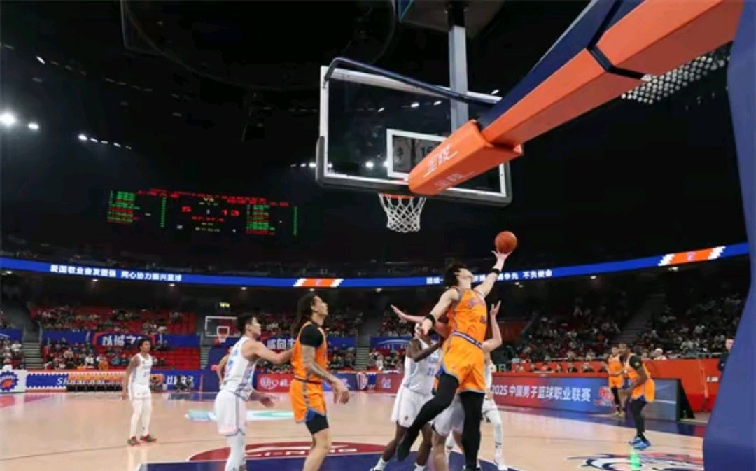 新赛季上海男篮表现出色,助力球队取得连胜 新赛季上海男篮表现出色,助力球队取得连胜