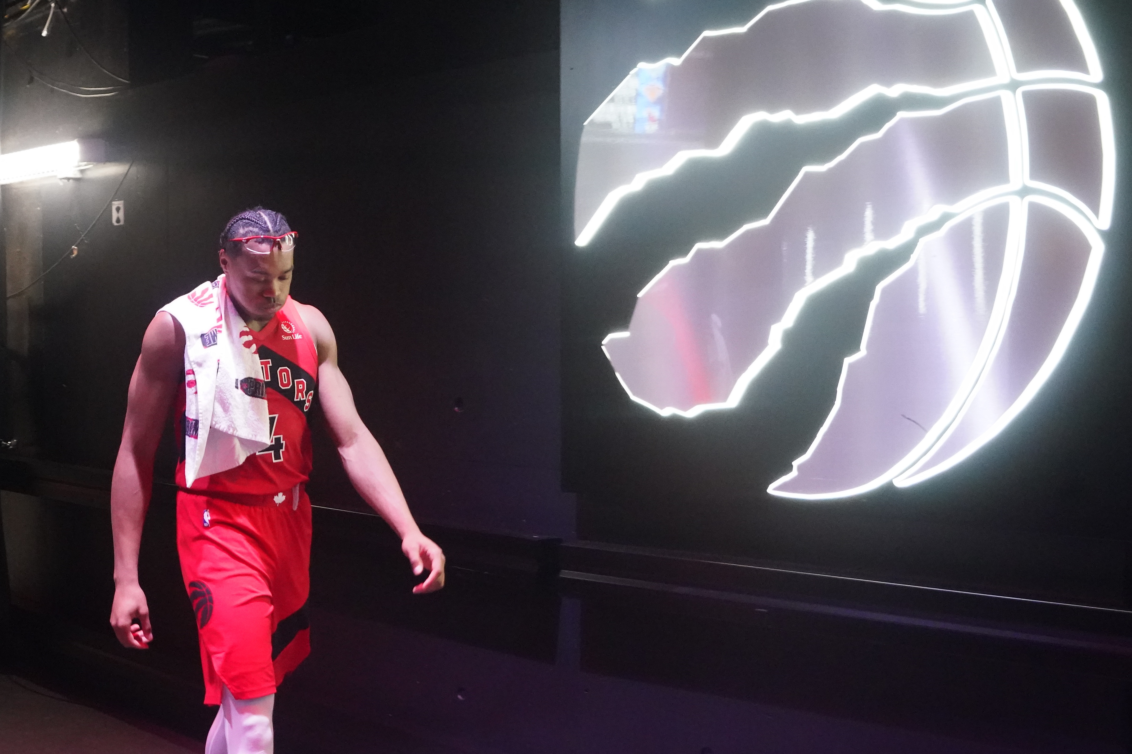 猛龙主控迫苦塞迪库斯,三分球手感火热 猛龙主控迫苦塞迪库斯,三分球手感火热