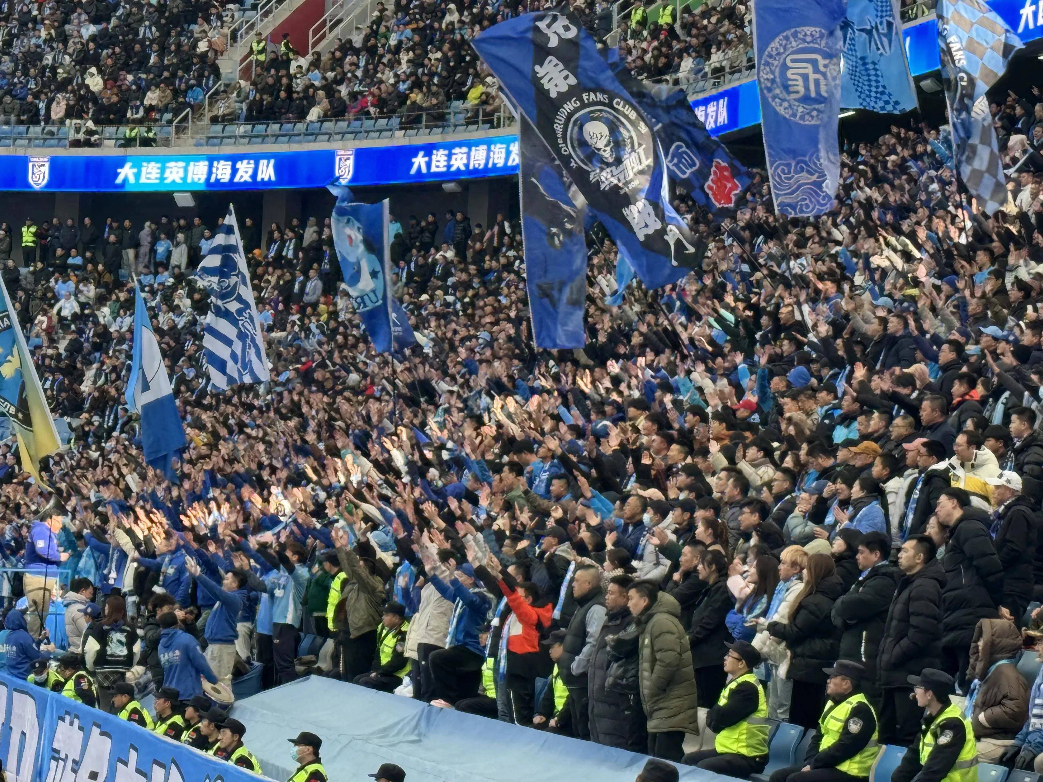 中超各队巅峰对决，球场上激情飙升