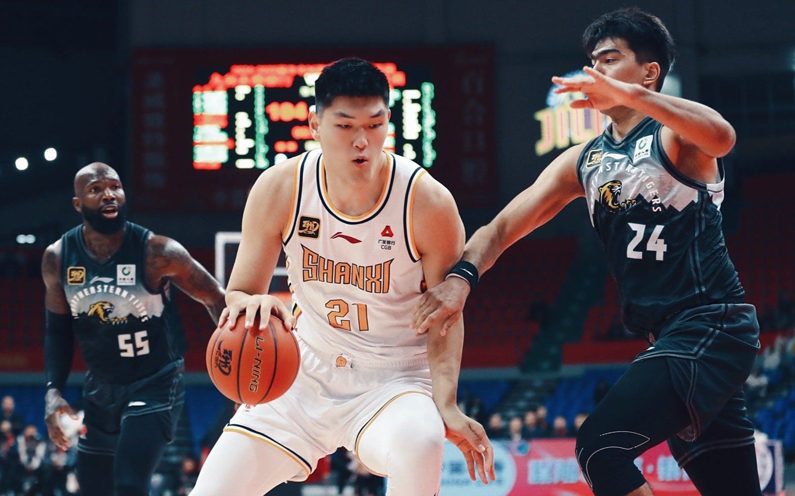 新疆队遭遇广东队强劲阻击,不敌对手压力 新疆队遭遇广东队强劲阻击,不敌对手压力