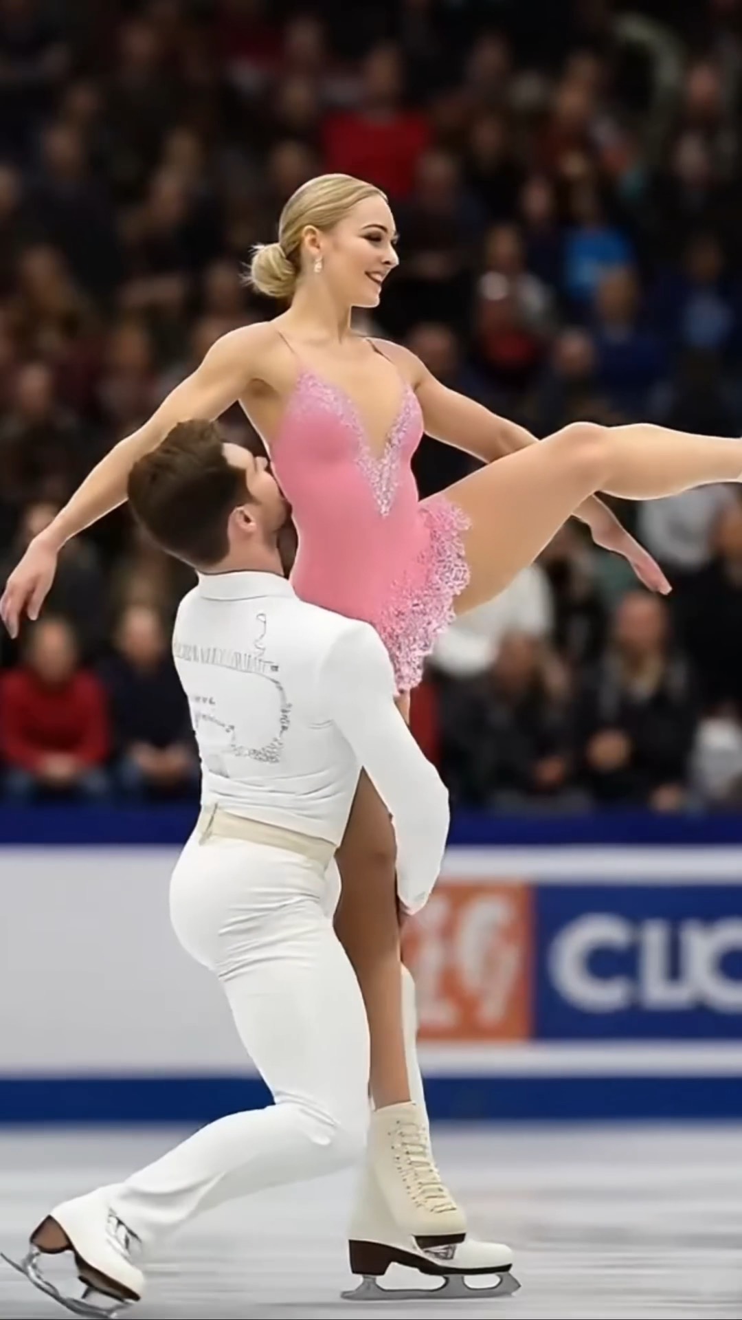 飘逸身姿：荷兰花样滑冰运动员获得高分