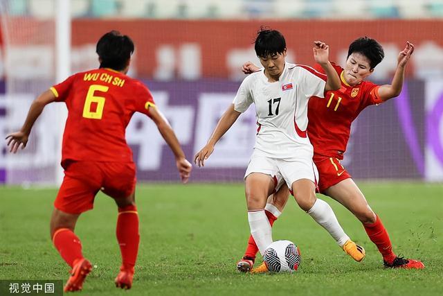 女足比赛中，中国队发挥出色，获得冠军