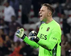 舒尔梅特抢夺客场点球,赢得胜利 舒尔梅特抢夺客场点球,赢得胜利