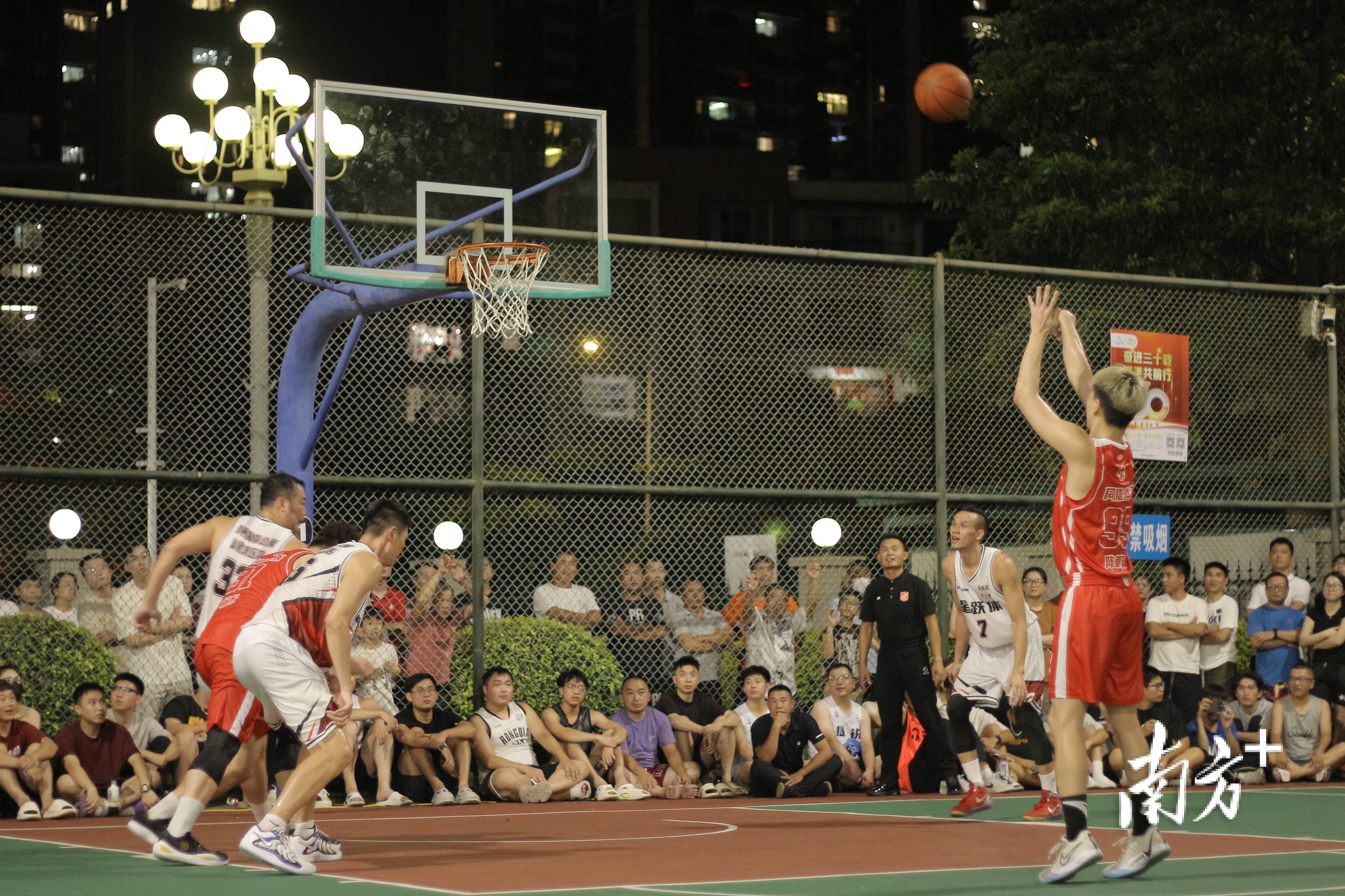 包含中国篮球联赛上演激烈对决，球员各显神通的词条