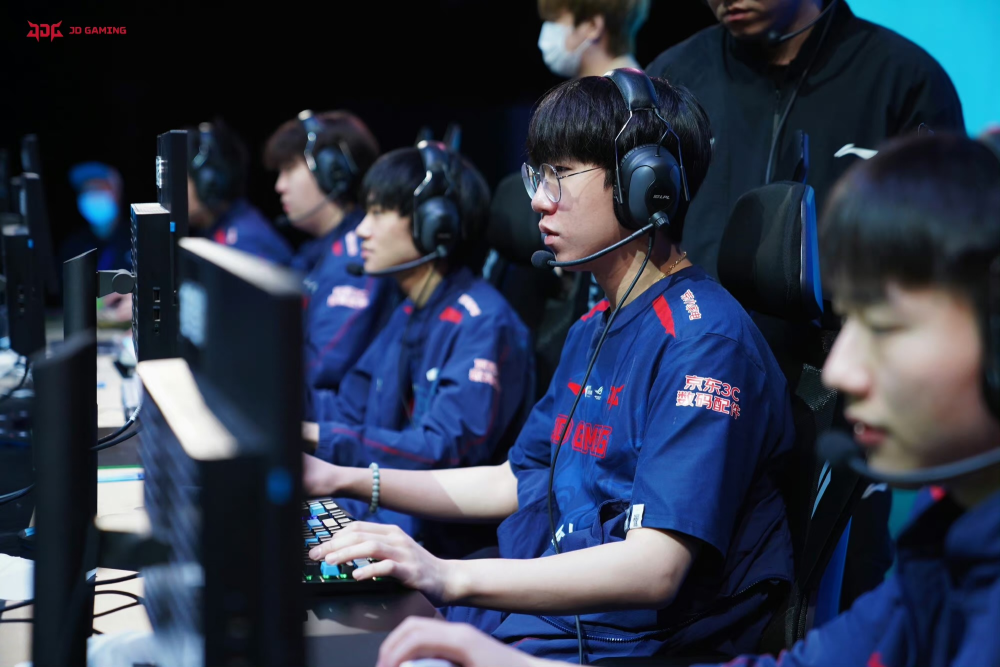 BLG力克JDG,Hanssama关键团战开团秒人峡谷大战四强赛,引爆全场热议 BLG力克JDG,Hanssama关键团战开团秒人峡谷大战四强赛,引爆全场热议