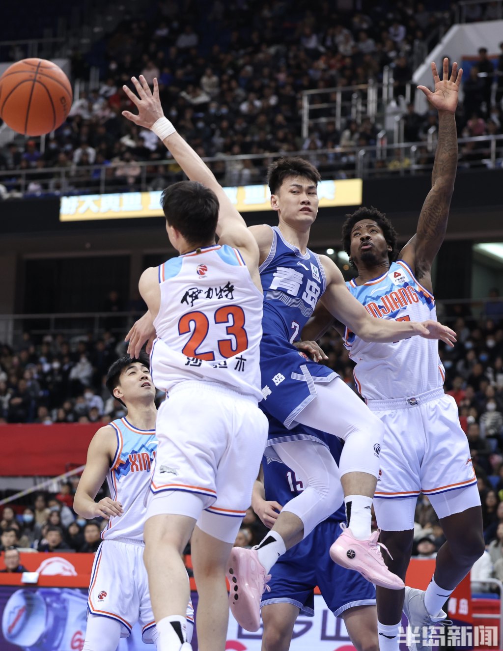 包含上海男篮客场惨遭青岛队逆转的词条