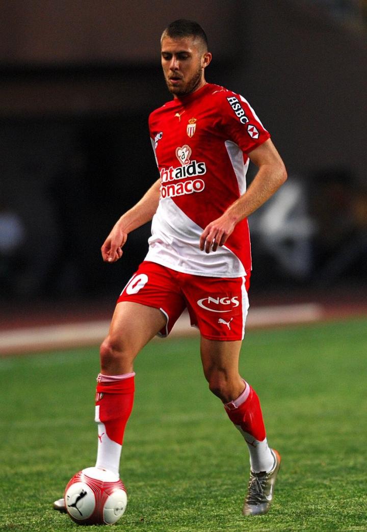 摩纳哥客场告捷,红白军团拿下关键三分 摩纳哥客场告捷,红白军团拿下关键三分