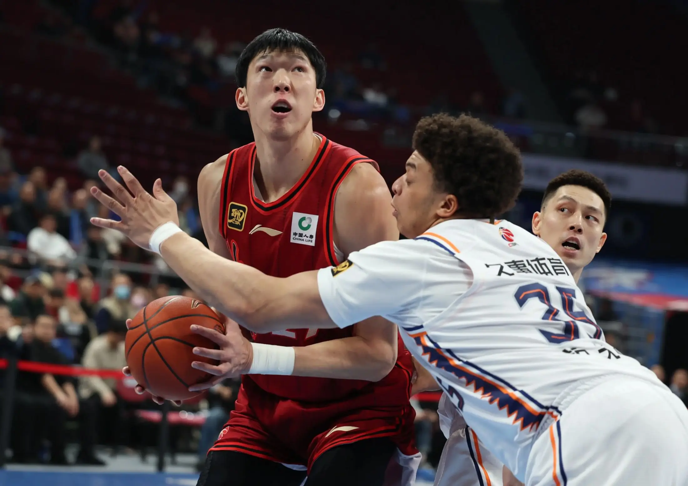 强队遭遇劲敌，篮球联赛看点不断