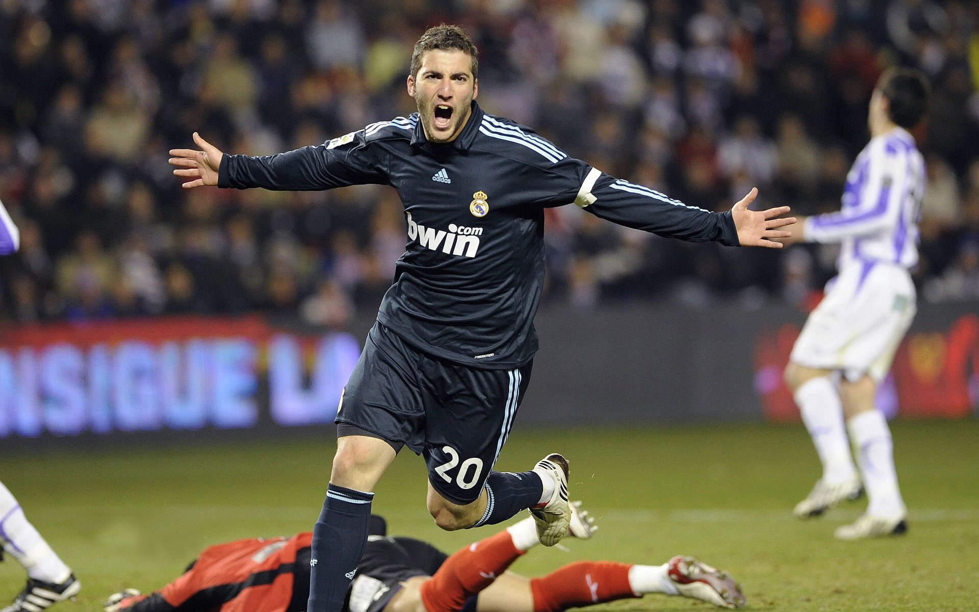 美式荣耀与东方激情，当利拉德的子弹击穿深圳夜空